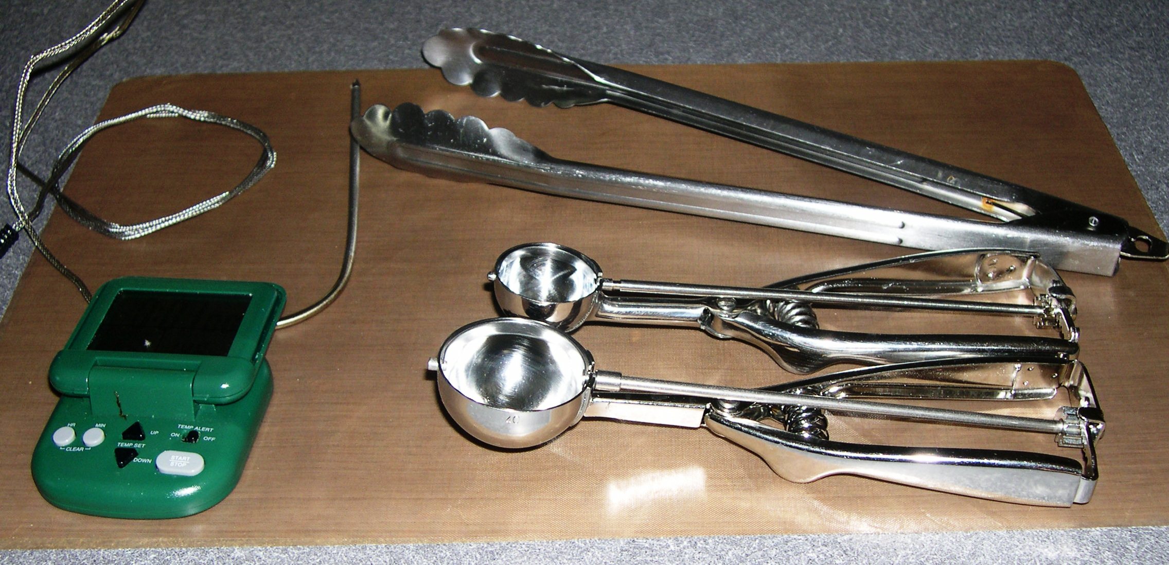 scoopstongsprobemat.jpg